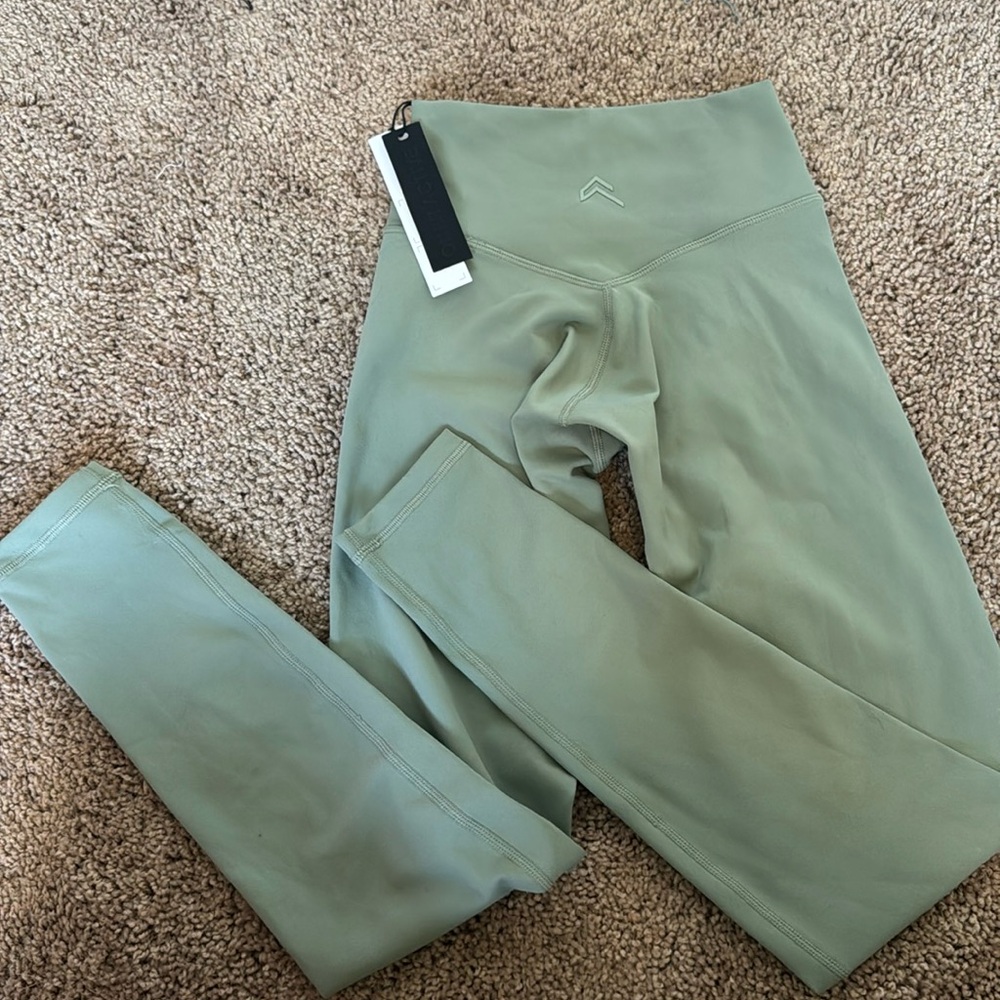 NWT Oner Active timeless leggings in Sage. Size xs